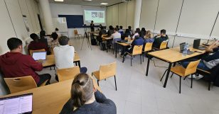 UN officials Laura Díaz and Lara Prades present their work a the UN to @MASTERGEOTECH students